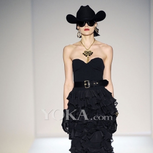 2010ﶬ ʱװ Moschino㳡ϵīʱ